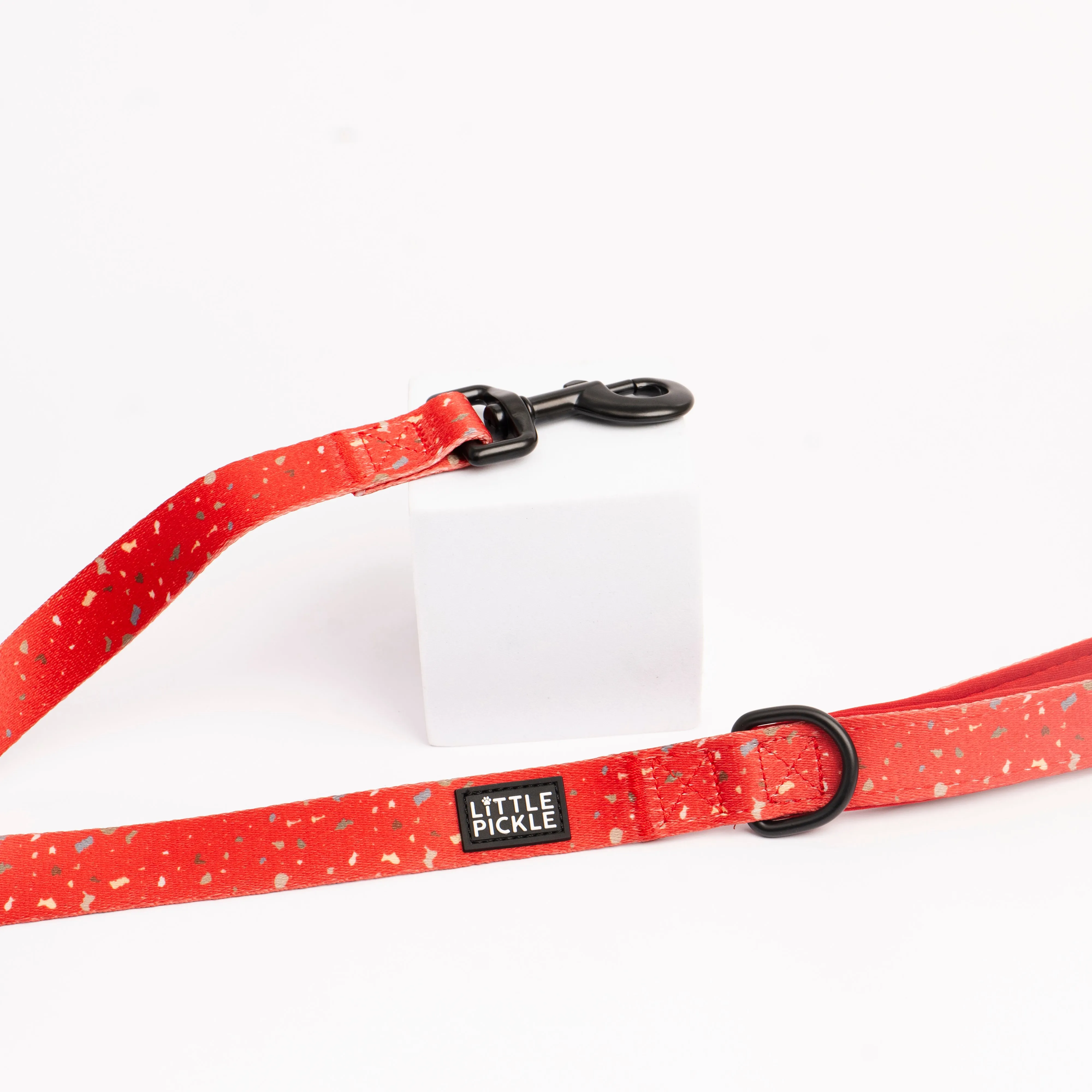 Classic Comfort Leash in Celebration Red Design
